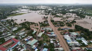 Dải phân cách QL1 tàu thuyền bị cuốn trôi ở Lâm Đồng