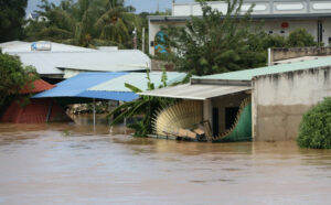 Lâm Đồng hỗ trợ 120 triệu đồng cho mỗi căn nhà bị sập do lũ