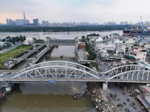 Nhiều loại xe bị cấm qua cầu 120 năm tuổi ở TP HCM